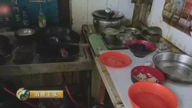 曝网餐平台黑作坊现状：洗碗池涮拖把 垃圾堆穿串