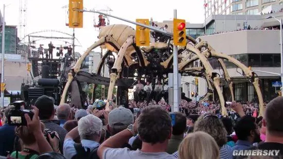 巨型机械蜘蛛大战机械火龙 外国街头上演科幻大片