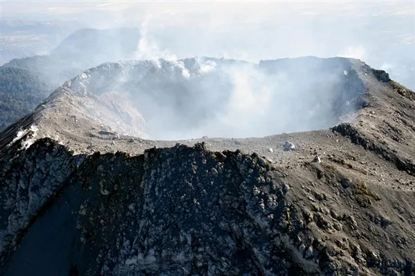 墨西哥火山喷发自带闪电 画面震撼