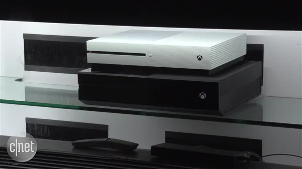 Xbox One S开箱视频：精致小巧，适合在客厅摆放