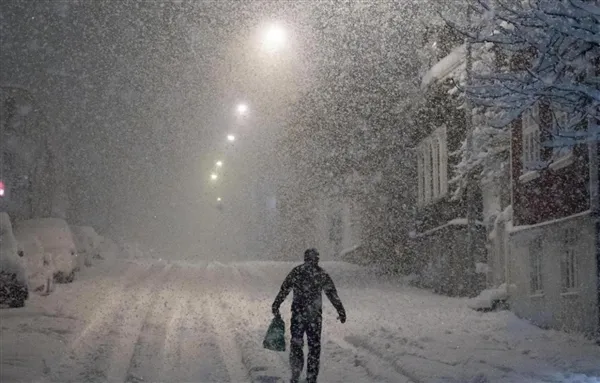 冰岛遇80年来最强降雪 24小时积雪51厘米