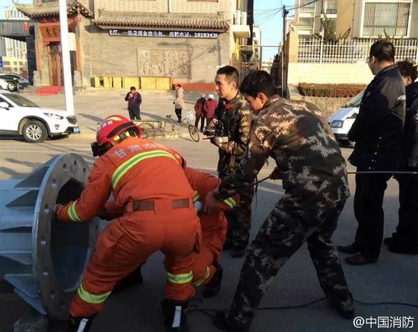 这尴尬了：男子钻进电线杆 结局哭笑不得