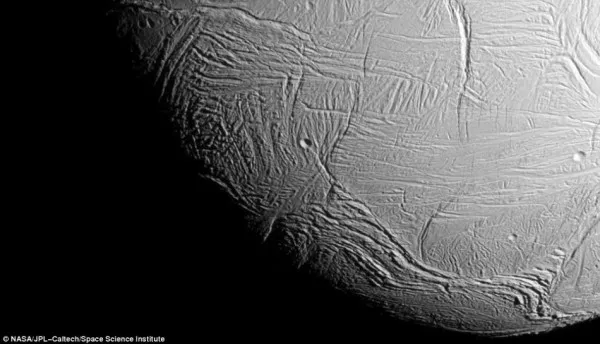 NASA发布土卫二图片:含有机大分子或存在生命