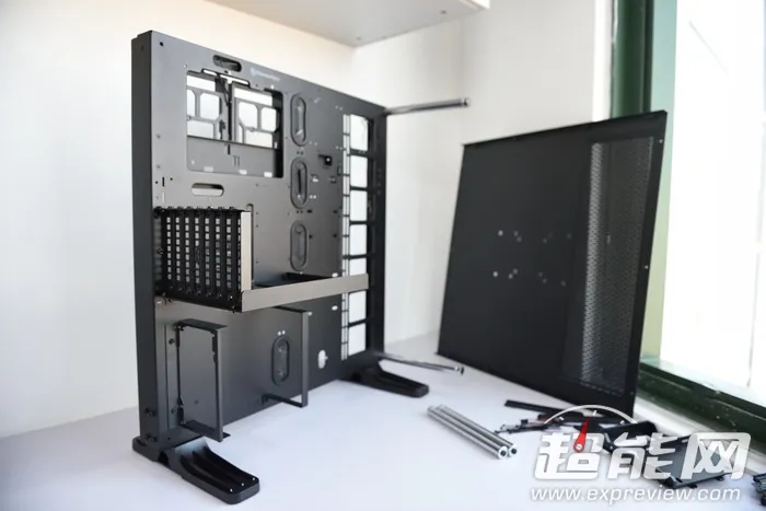 造型好奔放，Tt Core P5壁挂式水冷机箱实物图赏 