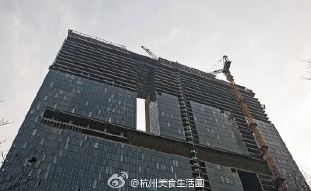 郑州现奇葩建筑：最薄处仅20余厘米 远看如纸片