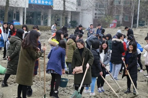 四川一高校开设“种田”课 学生下地挣学分