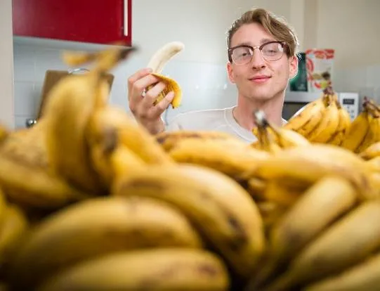 每周吃逾150根香蕉 英国小伙：感觉自己更健康