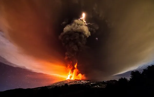 [图]意大利埃特纳火山喷发 烟柱直冲天空