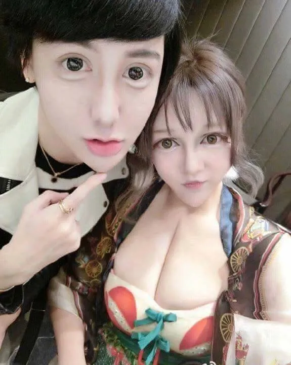 乳沟挤到脖子 蛇精女照片吓醒整形医生