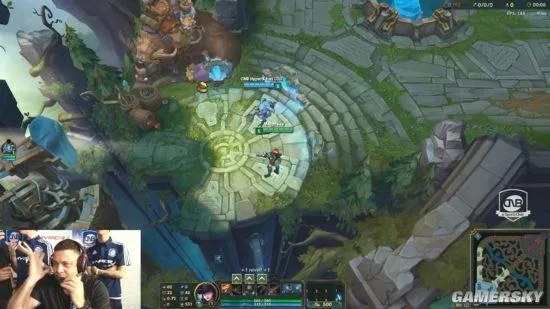 罗纳尔多玩《LOL》 用她拿了一血