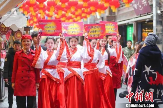 博眼球：四川一高校学子着汉服举标牌呼吁“抵制圣诞节”