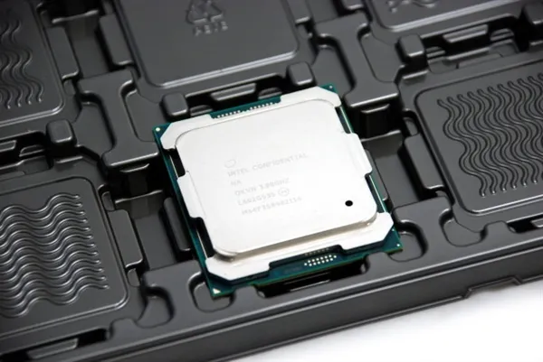 core i7-6850kcore i7-6800k:6核心,12線程,15mb三級緩存,主頻3.4-3.