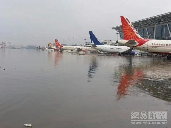 印度百年一遇暴雨淹没机场：客机集体“泡澡”