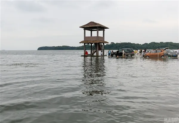 鄱阳湖暴雨出奇景：最美水上公路再现