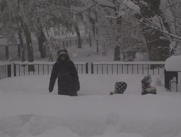 [图]日本北海道遭50年一遇大暴雪：1米多厚