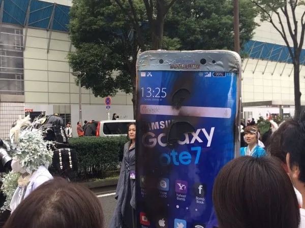 爆炸后的Note 7 - 万圣节日本街头最亮的一个Cosplay