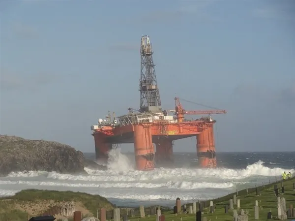 风大浪急 钻油平台自己跑了……