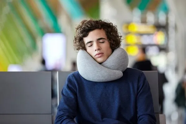 舒适柔软的Ostrich Pillow Go旅行枕能增加对颈椎的支撑力