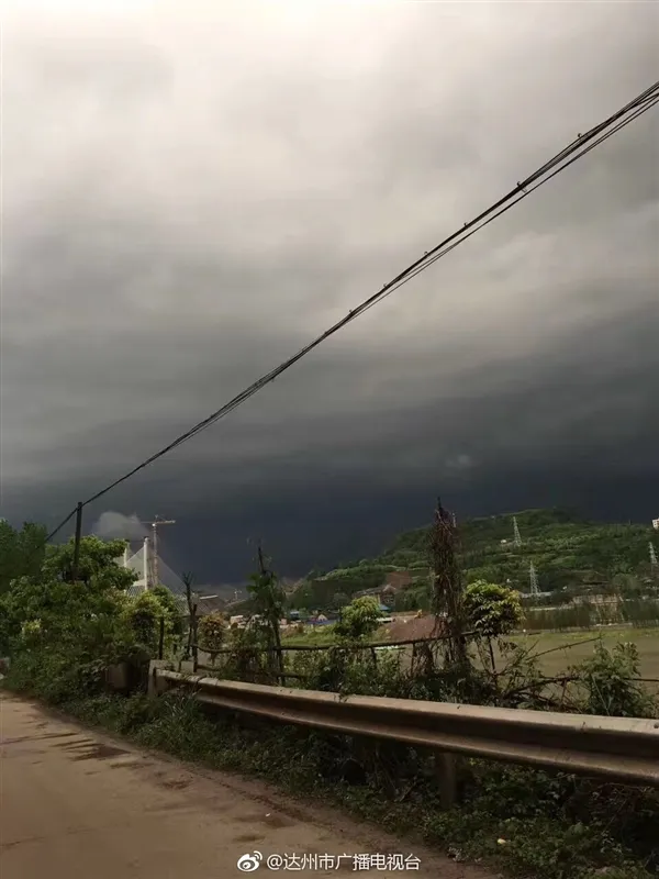 黑云压城城欲摧：四川雨前瞬间白昼变黑夜