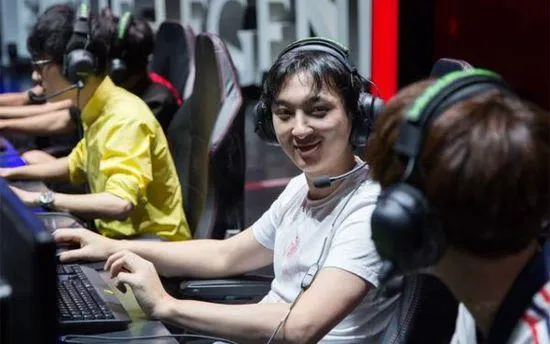 打《DOTA2》赚6000万：比学渣考上清华还难