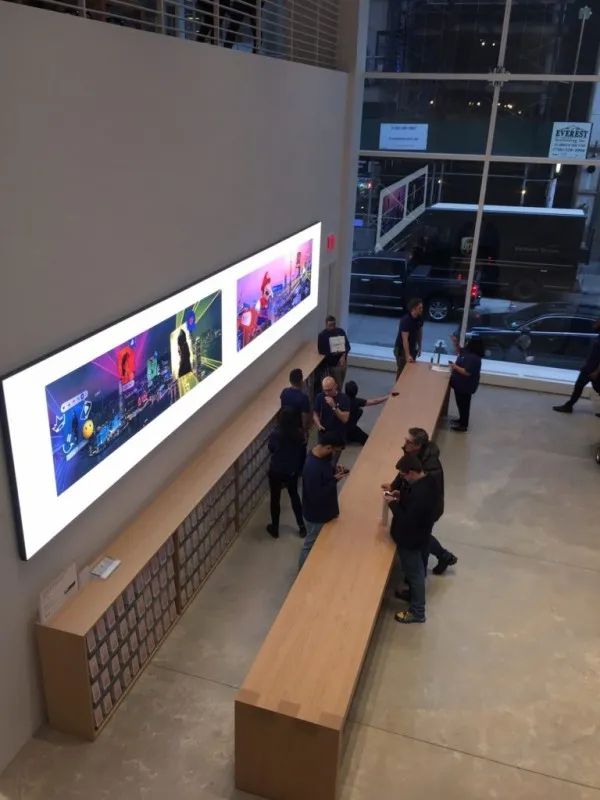 非常拥挤 第五大道 Apple Store 临时点抢先看