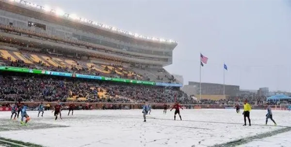 美国最冷足球赛：这难道不是在滑雪吗？