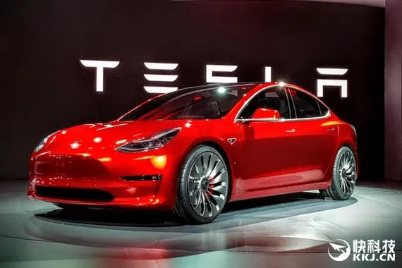 特斯拉Model 3首批30辆今日正式交付！马斯克成第一位车主