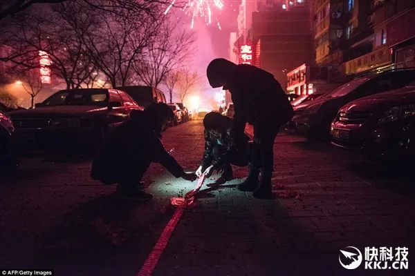 一年最肆意！全球庆猴年实拍：绚烂红火