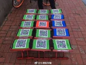 共享马扎现身北京：“共享马扎”上街一天丢一多半扫码就可以坐