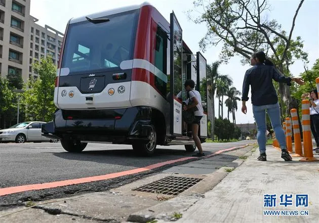 台湾首辆无人驾驶巴士试运行 时速仅10公里