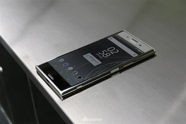 镜面版Xperia XZ Premium开箱 这配色只有索尼敢用