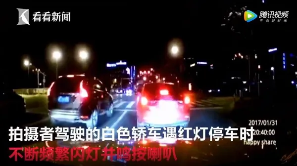 宝马闪大灯被竖中指：路怒疯狂逼停对方