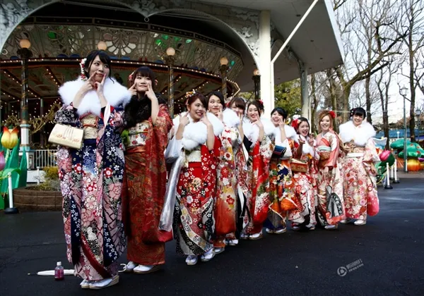 日本“成人礼”引网友围观：身穿和服少女抢镜