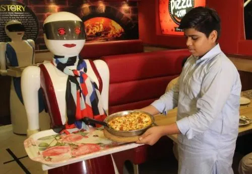 巴基斯坦餐厅引入机器人女服务生 生意蒸蒸日上
