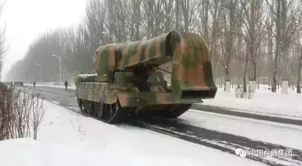 内蒙古大雪后惊现扫雪神器：坦克加飞机发动机