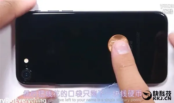 视频：一根牙签就能刮花亮黑色iPhone 7？