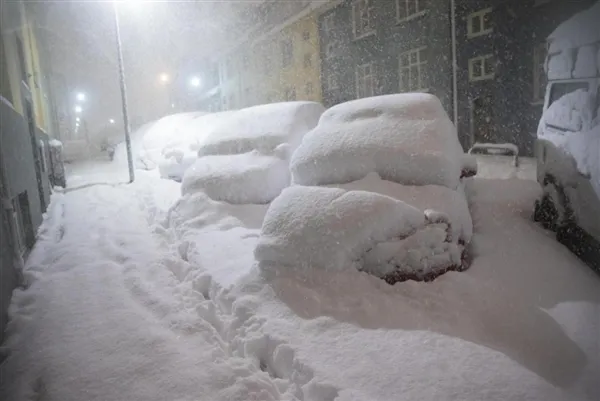 冰岛遇80年来最强降雪 24小时积雪51厘米