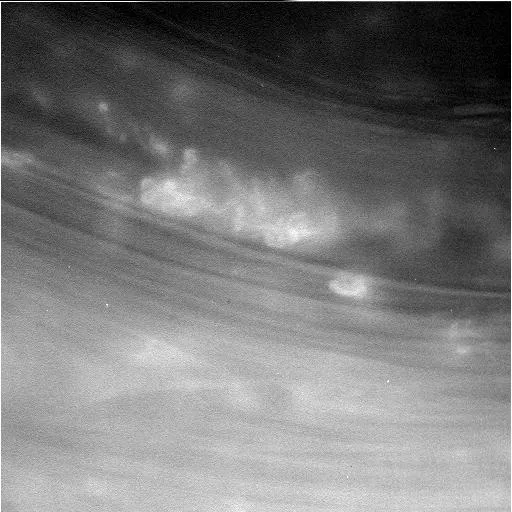 卡西尼探测器首次穿越土星与最内侧光环之间区域