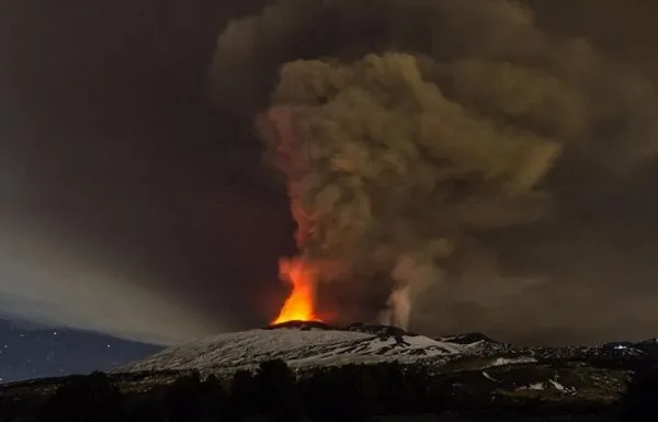 [图]意大利埃特纳火山喷发 烟柱直冲天空