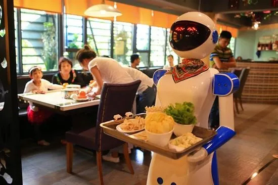 广州餐厅机器人服务员被炒鱿鱼 老板：效率低
