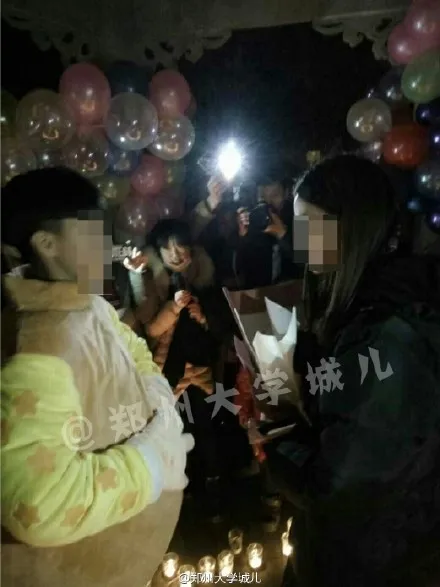 女学生向心爱女神表白成功：画面让单身汪看哭