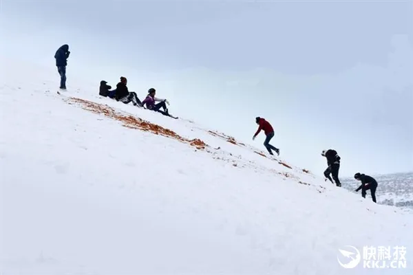 美呆了！撒哈拉沙漠罕见暴雪：部分地区积雪深1米