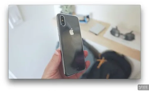 一起来看看“iPhone 8”套上手机壳的样子