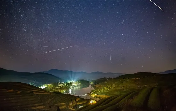 不敢相信！雾霾之上的流星雨竟如此美丽