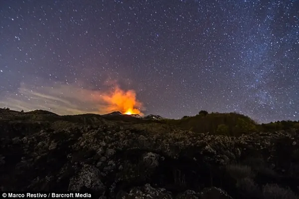 蔚为壮观！意大利埃特纳火山喷发：烟柱夹杂闪电