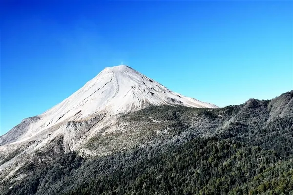 墨西哥火山喷发自带闪电 画面震撼