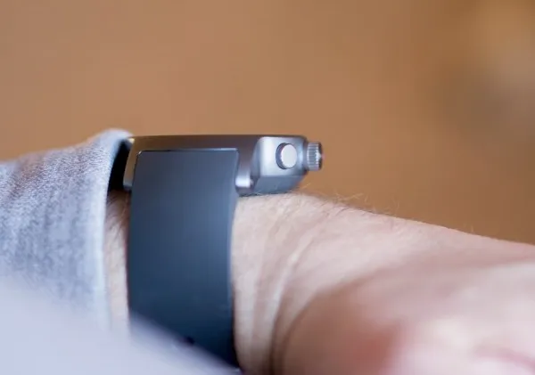 若Apple Watch是库克的保时捷 那LG Watch Sport是施瓦辛格的悍马