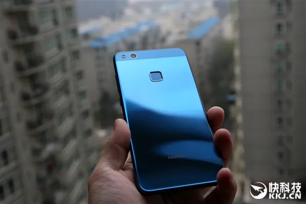 轻旗舰HUAWEI nova 青春版图赏：流光水波纹颜值爆表