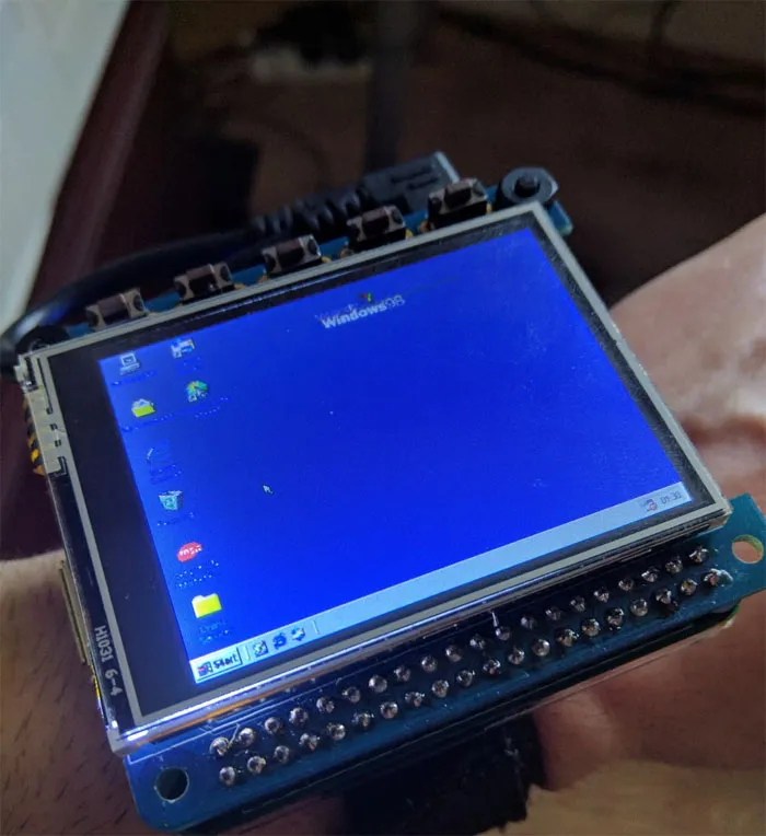 无限可能的树莓派，DIY达人打造出一只Windows 98的智能手表