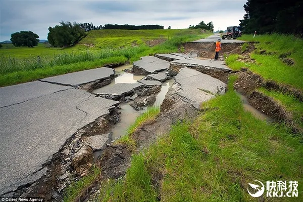 新西兰7.8级地震后奇观：震出4.5米“长城”